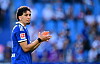 Bilal Nadir vom HSV applaudiert im blauen Trikot vor den Rängen beim Testspiel gegen den FC Everton.