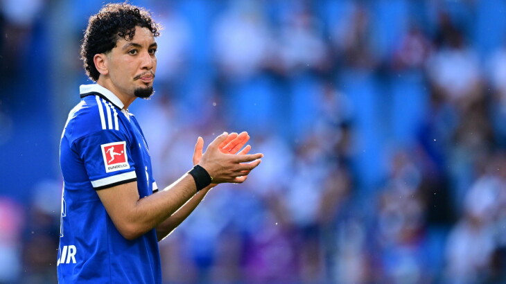 Bilal Nadir vom HSV applaudiert im blauen Trikot vor den Rängen beim Testspiel gegen den FC Everton.