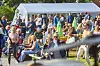 Menschenmenge unter einem weißen Festzelt bei einer Veranstaltung im Freien