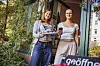 Minna (l) und Leni freuen sich über einen Besuch im Café Deike.