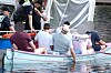 Wasserschutzpolizisten kontrollieren mehrere Kanuten auf dem Rondeelteich an der Außenalster.