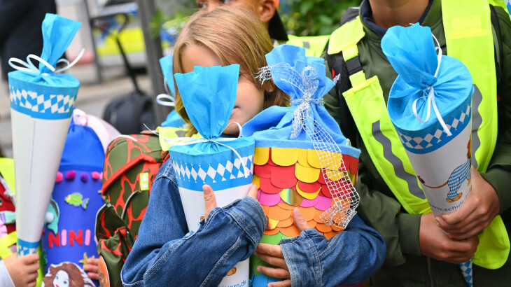 Bayerische Erstklässler mit bunten Schultüten feiern ihren Schulanfang.