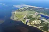 Luftbild des Flugplatzes Peenemünde mit Startbahnen, Hafen und Küste an der Ostsee