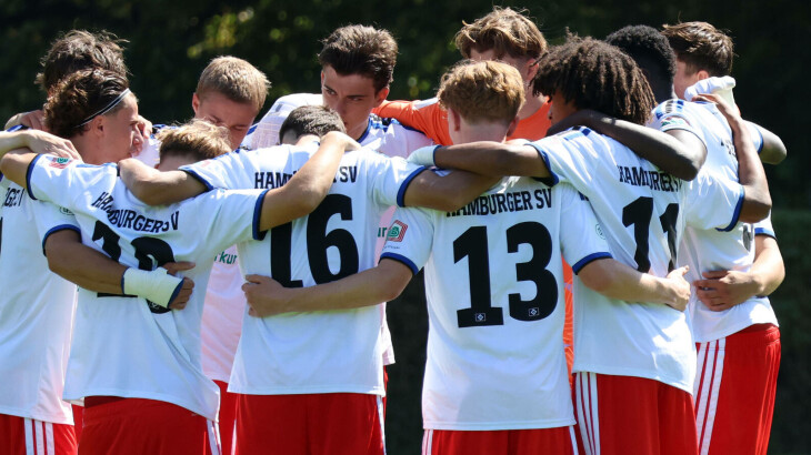 U19-Spieler des HSV bilden einen Spielerkreis.