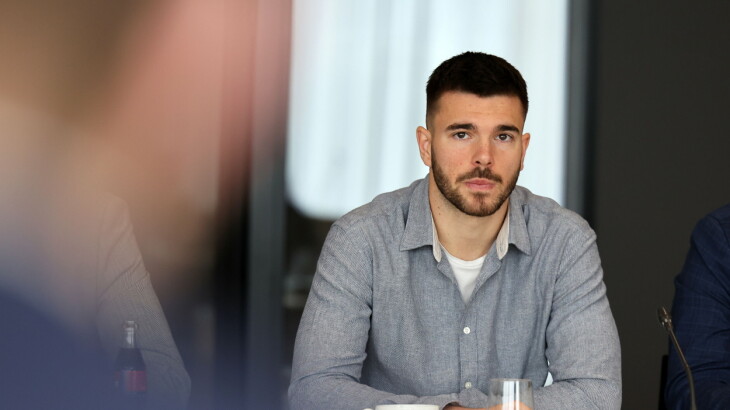 Mario Vuskovic sitzt beim dritten Verhandlungstag vor dem DFB-Sportgericht in Frankfurt an einem Tisch.