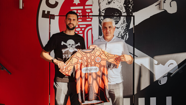 Dimitar Mitov und Andreas Bornemann mit dem Torwart-Trikot von St. Pauli