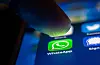 Finger über dem WhatsApp-Symbol auf einem Smartphone