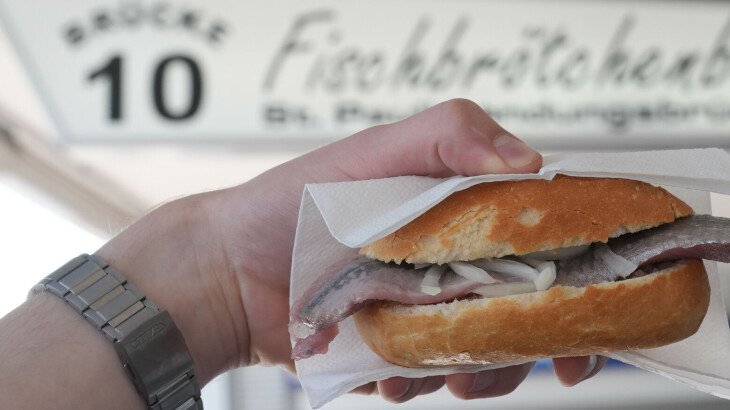 Matjes und Co.: Die „Brücke 10“ zählt zu Hamburgs beliebtesten Fischbrötchen-Imbissen.