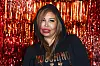 Patricia Blanco posiert im Moschino-Hoodie vor einer rot-goldenen Glitzerwand in Berlin.