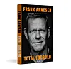 Buchcover „Total fodbold“ mit Porträt von Frank Arnesen auf schwarzem Hintergrund