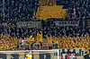 Dynamo-Dresden-Fans präsentieren im Rudolf-Harbig-Stadion eine große gelb-schwarze Choreografie.