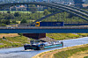 Frachtkahn fährt unter einer Autobahnbrücke durch einen Kanal der Schleuse Rothensee.