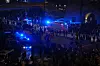 Einsatzfahrzeuge der Feuerwehr fahren nach dem Jahreswechsel an den Landungsbrücken vorbei.