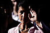 Sahra Wagenknecht spricht nach einer BSW-Kundgebung in Berlin und gestikuliert mit erhobener Hand.