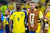 Alexander Isak und Eric Smith bedanken sich nach Schwedens WM-Spiel gegen Japan bei den Fans in Dallas.