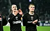 Jackson Irvine und Eric Smith vom FC St. Pauli jubeln nach dem 2:1-Sieg gegen Borussia Mönchengladbach.