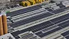 Großes Industriedach mit Solarmodulen, Tanks und Industrieanlagen in Piacenza, Italien