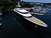 Drohnenansicht der Superyacht Launchpad im Lake Union vor der Skyline von Seattle.