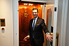 Ingo C. Peters steht im holzverkleideten Aufzug des Hamburger Hotels Vier Jahreszeiten.