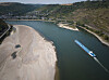 Tankschiff passiert eine Sandbank im Niedrigwasser des Rheins bei Oberwesel.