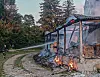 Feuerwehrleute löschen einen Brand in einem beschädigten Wohnhaus in der Region Sumy.