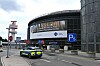 Hamburg Airport mit Parkhaus P5, Terminalgebäude und Polizeifahrzeug im Vordergrund
