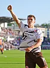 Martijn Kaars von St. Pauli jubelt nach dem 0:1 bei Holstein Kiel mit erhobener Faust.