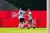 Zwei Spieler des FC St. Pauli jubeln nach dem 0:1 gegen Holstein Kiel auf dem Rasen.