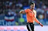 Schiedsrichter Max Burda in orange zeigt beim Zweitligaspiel Holstein Kiel gegen St. Pauli eine Entscheidung an.