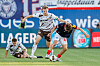 Leon Parduzi und David Nemeth kämpfen in Kiel um den Ball, während ein Kieler Spieler am Boden liegt.