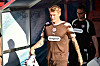 Eric Smith vom FC St. Pauli verlässt im braunen Trikot den Spielertunnel im Holstein-Stadion.