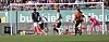 Taichi Hara jubelt nach seinem Tor zum 0:2 für St. Pauli vor dem Kieler Tor.