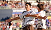 Taichi Hara jubelt nach dem 0:2 für St. Pauli, während Tomoya Ando ihn im Kieler Stadion umarmt.