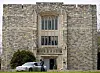 Virginia State Trooper steht vor Norris Hall auf dem Campus der Virginia Tech in Blacksburg.