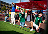 Teilnehmer spielen Flunkyball auf dem Spielbudenplatz an der Hamburger Reeperbahn.