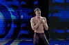 Johannes Liebmann vom SC Magdeburg steht mit gefalteten Händen in der Pariser Schwimmhalle.