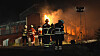 Feuerwehrleute beobachten nachts den Großbrand am ehemaligen Berghotel „Hamburg Blick“ am Wulmsberg.