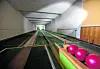 Bowlingbahn im Berghotel Hamburg mit bunten Kugeln im Vordergrund und langen Bahnen im Innenraum