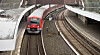 Rote S-Bahn der Linie S1 fährt in den Bahnhof Berliner Tor in Hamburg ein.