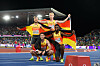 Lucas Ansah-Peprah, Heiko Gussmann, Kevin Kranz und Marvin Schulte feiern Silber mit deutschen Flaggen.