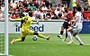 Igor Thiago trifft für Brentford gegen Eintracht Frankfurt, während der Torwart am Boden nach dem Ball greift.