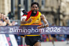 Amanal Petros im deutschen Trikot durchquert in Birmingham das Zielband mit der Aufschrift Birmingham 2026.