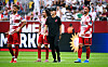 Fortuna-Spieler und Trainer Alexander Ende stehen nach der 0:2-Niederlage gegen Hoffenheim II enttäuscht auf dem Platz.