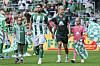 Ludovit Reis und Michelle Ulbrich laufen mit Kindern und Fans beim Tach der Fans ins Weserstadion ein.
