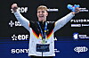 Johannes Liebmann feiert in Paris mit erhobenen Armen seinen EM-Sieg über 1500 Meter Freistil.