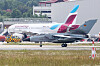 Luftwaffen-Tornado rollt am Hamburger Flughafen, dahinter ein Eurowings-Flugzeug.