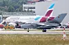 Luftwaffen-Tornado rollt am Hamburger Flughafen, dahinter ein Eurowings-Flugzeug.