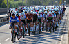 Dichtes Peloton beim Jedermann-Rennen der ADAC Cyclassics Hamburg auf einer gesperrten Straße in Hamburg.