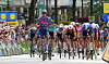 Paul Magnier im blauen Trikot führt den Sprint der ADAC Cyclassics Hamburg vor dichtem Fahrerfeld an.