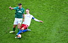 Niclas Füllkrug im grünen Werder-Trikot im Zweikampf mit Sebastian Schonlau vom HSV.